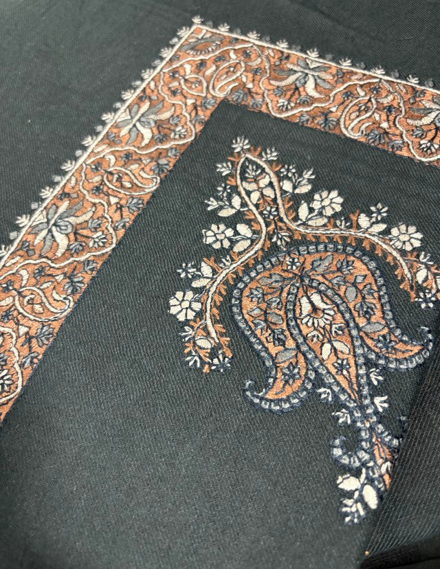 "Golden Weave Shemagh – men's Arabic keffiyeh scarf with gold-accented woven pattern, traditional Middle Eastern headwear for luxury cultural fashion and special occasions."