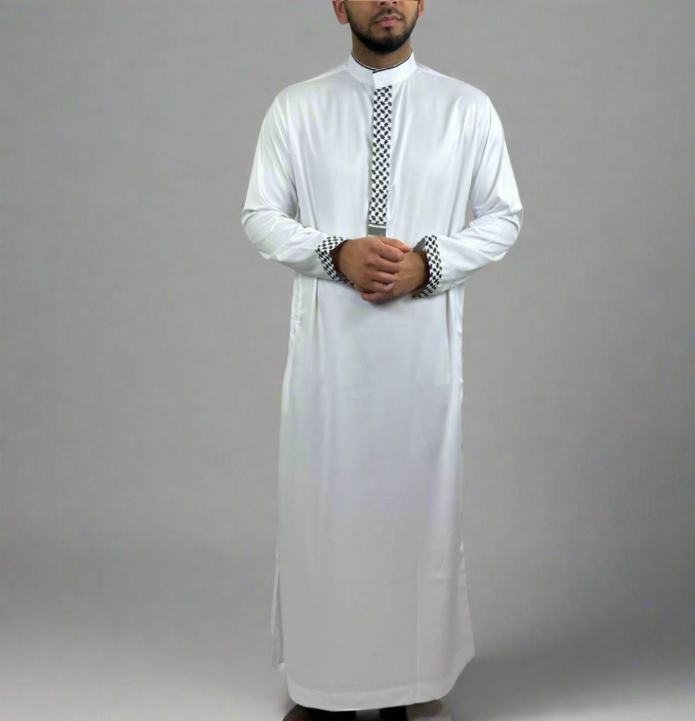 model showing keffiyah thobe
