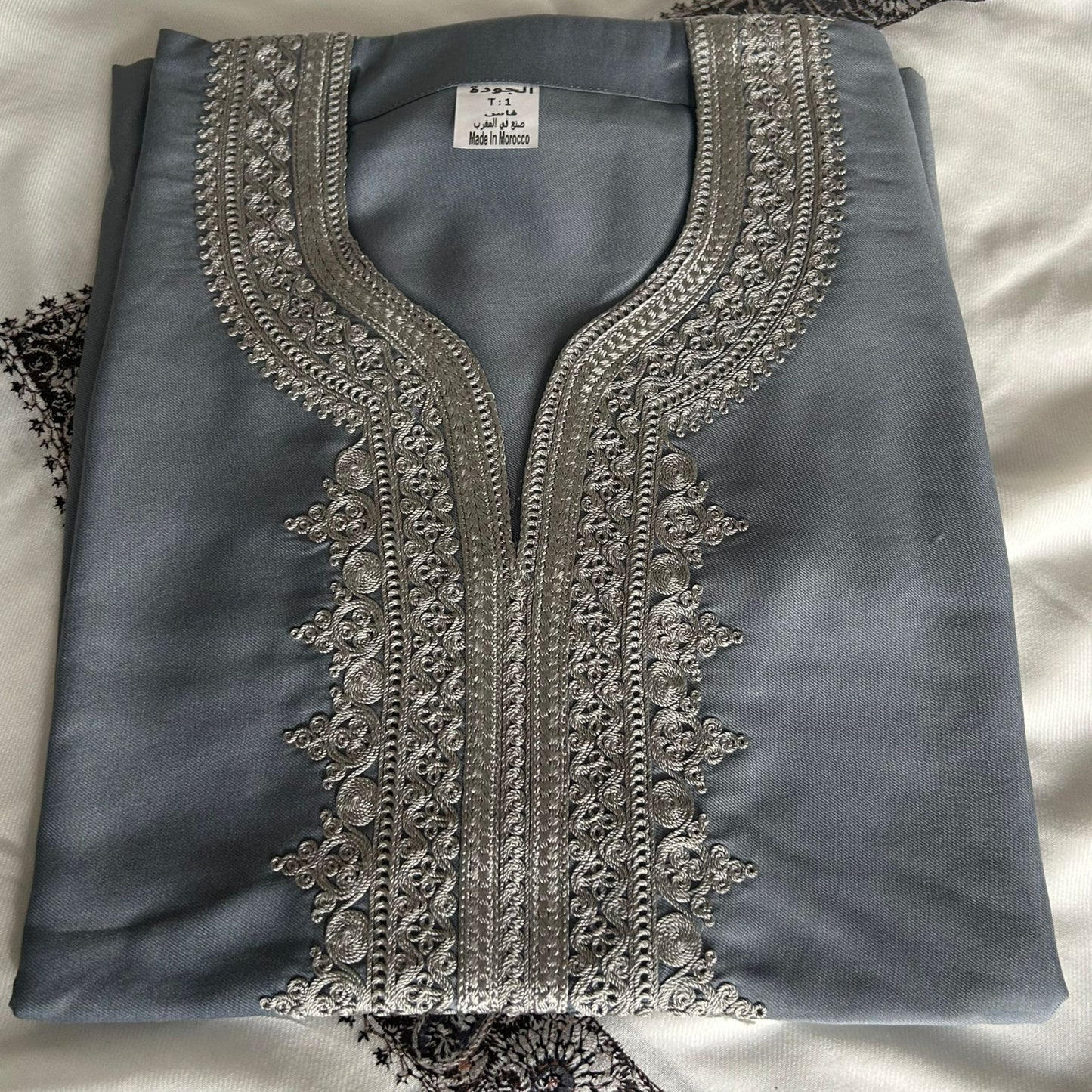 Light silver Gandoura with beautiful embroidery, perfect for a refined Eid look.