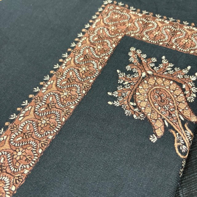 "Regal Gold Shemagh – men's Arabic keffiyeh scarf in luxurious gold tones with intricate detailing, traditional Middle Eastern headwear for special occasions and elegant fashion."