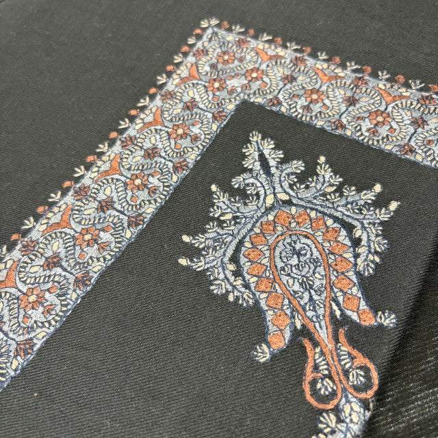"Silver Touch Shemagh – men's Arabic keffiyeh scarf in elegant silver-grey with subtle pattern, traditional Middle Eastern headwear for cultural events and everyday fashion."
