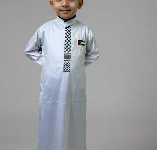 Model Showcasing the thobe 