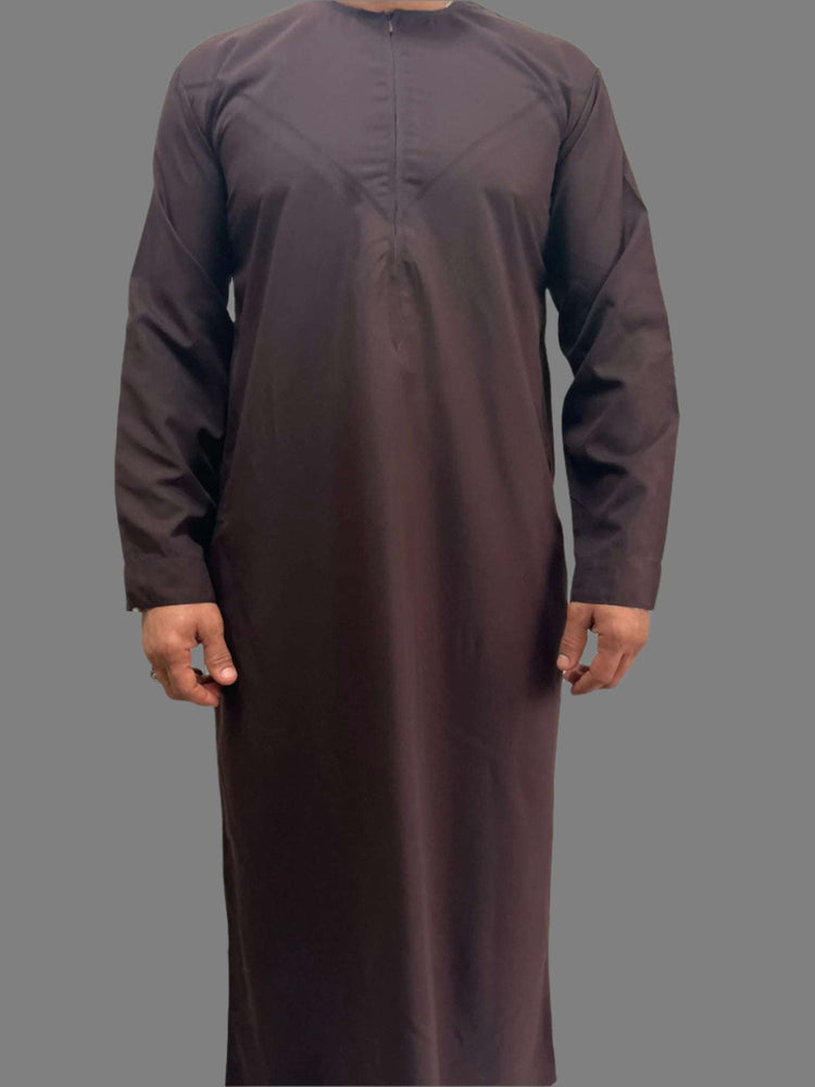 "Detailed view of the detachable tassel on the Premium Emarati Maroon Thobe, offering customizable style for a versatile look."