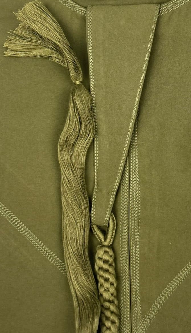 "Detailed view of the detachable tassel on the Premium Khaki Emarati Thobe, offering customizable style for a versatile look."